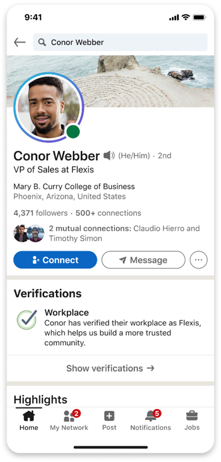 LinkedIn モバイル アプリの画面で、メンバーのプロフィールには「職場」の横にチェックマークが表示され、メンバーが職場の認証をしたことが示されます。
